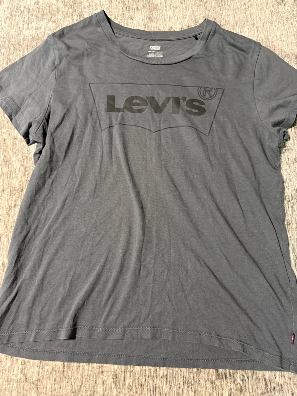 Large • Levi’s dark gray top